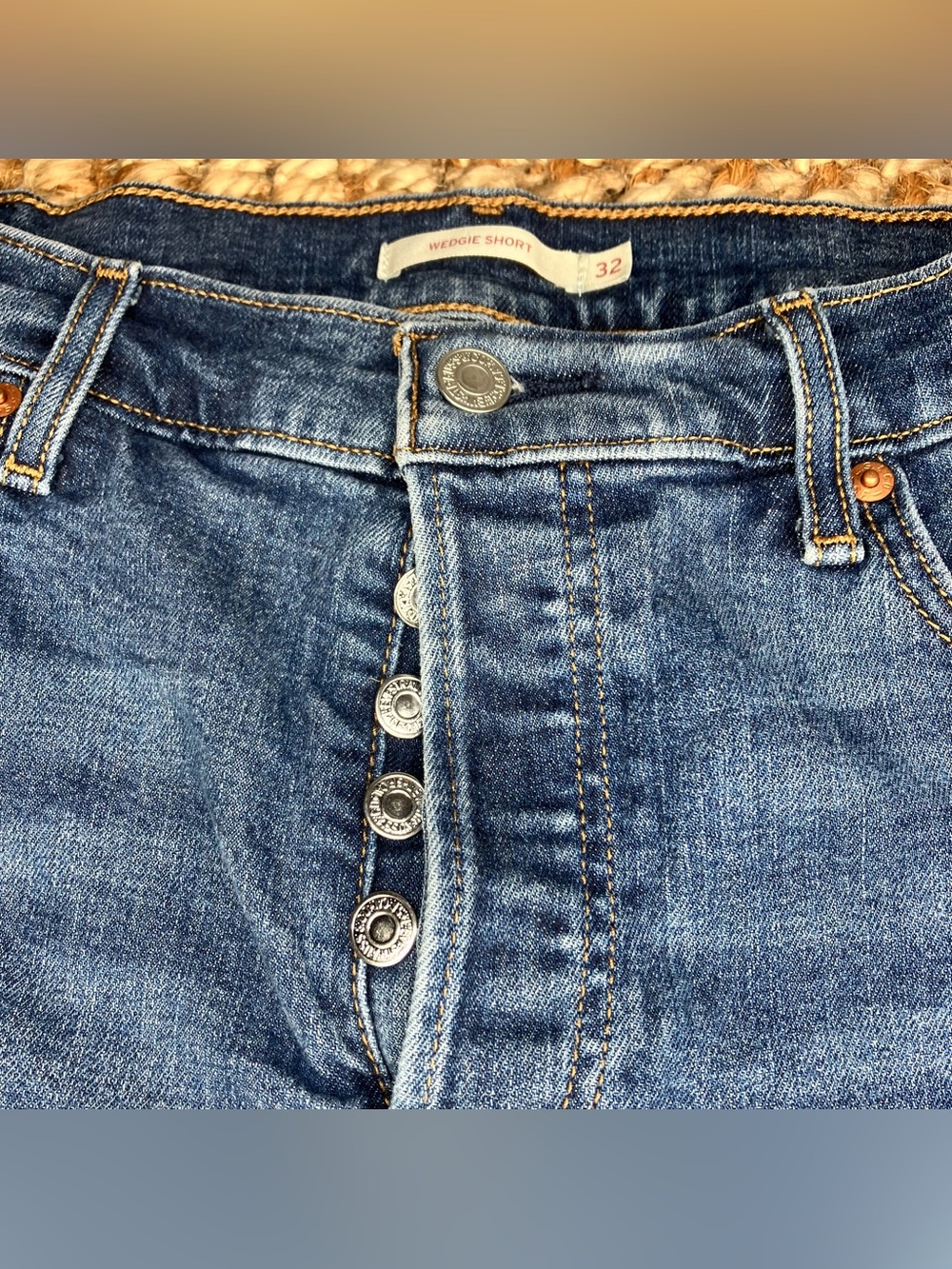 Levi’s Wedgie denim rolled shorts 32 - Picture 3 of 3